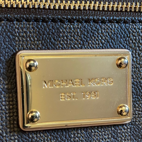 Michael Kors wristlet - Picture 7 of 9